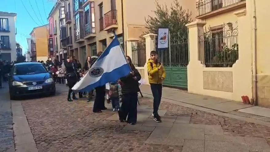 Los niños de este colegio salen de procesión por el casco antiguo de Zamora