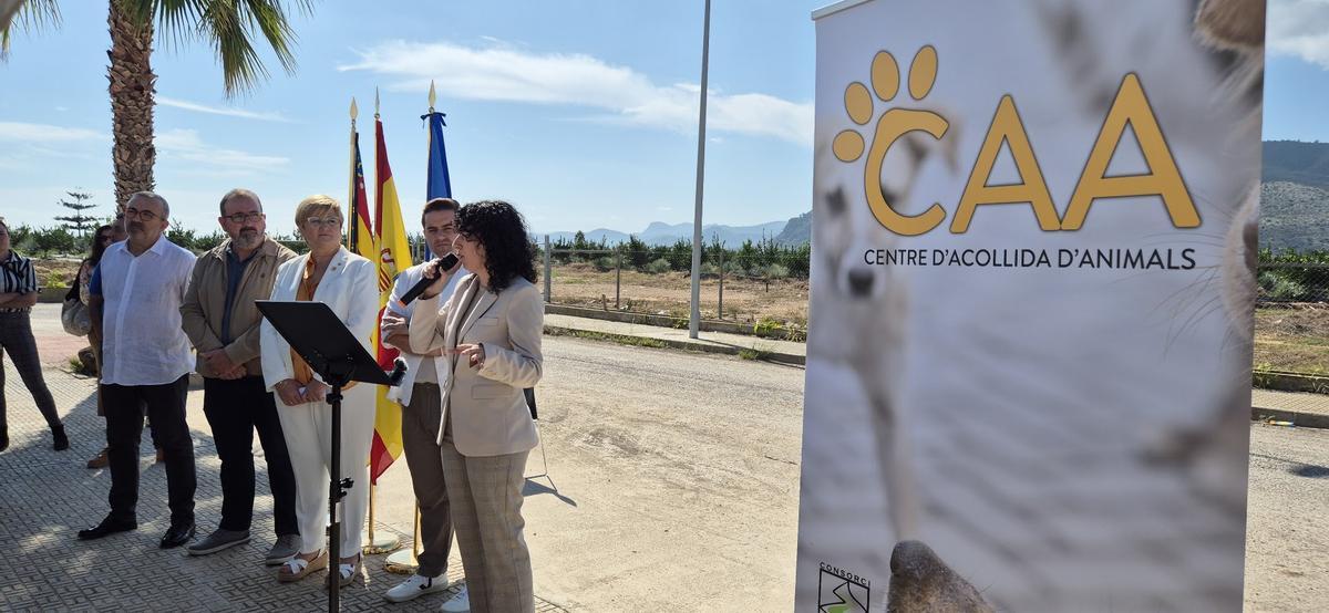 Las autoridades, en el acto inaugural.