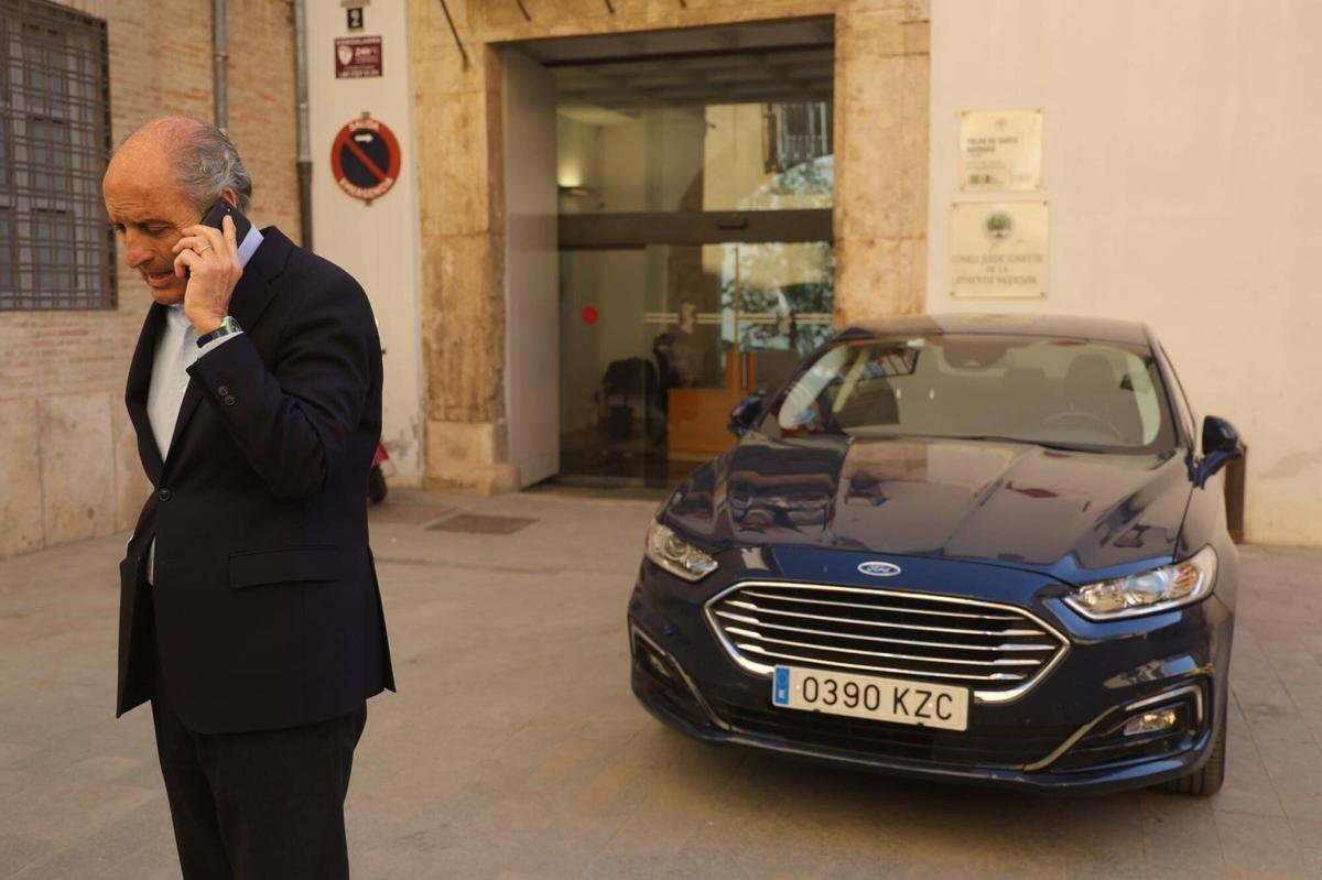 Camps, junto a su coche oficial a las puertas de su despacho en el Consell Jurídic, este martes en València.