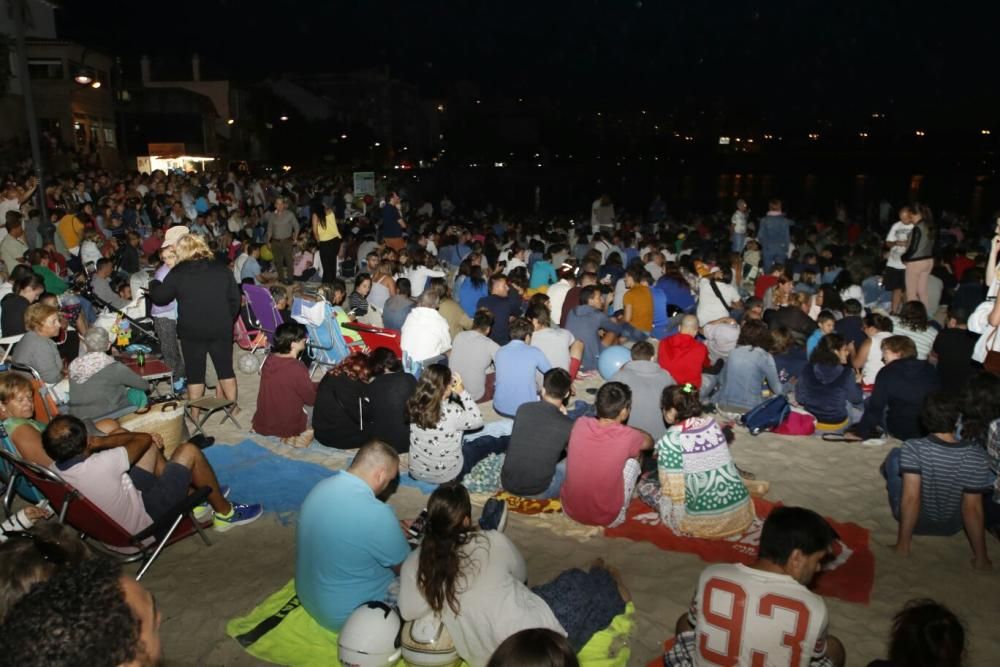 El paseo marítimo, la playa y los alrededores de la villa marinera se llenan de público para seguir el espectáculo Poético Piro-Musical.