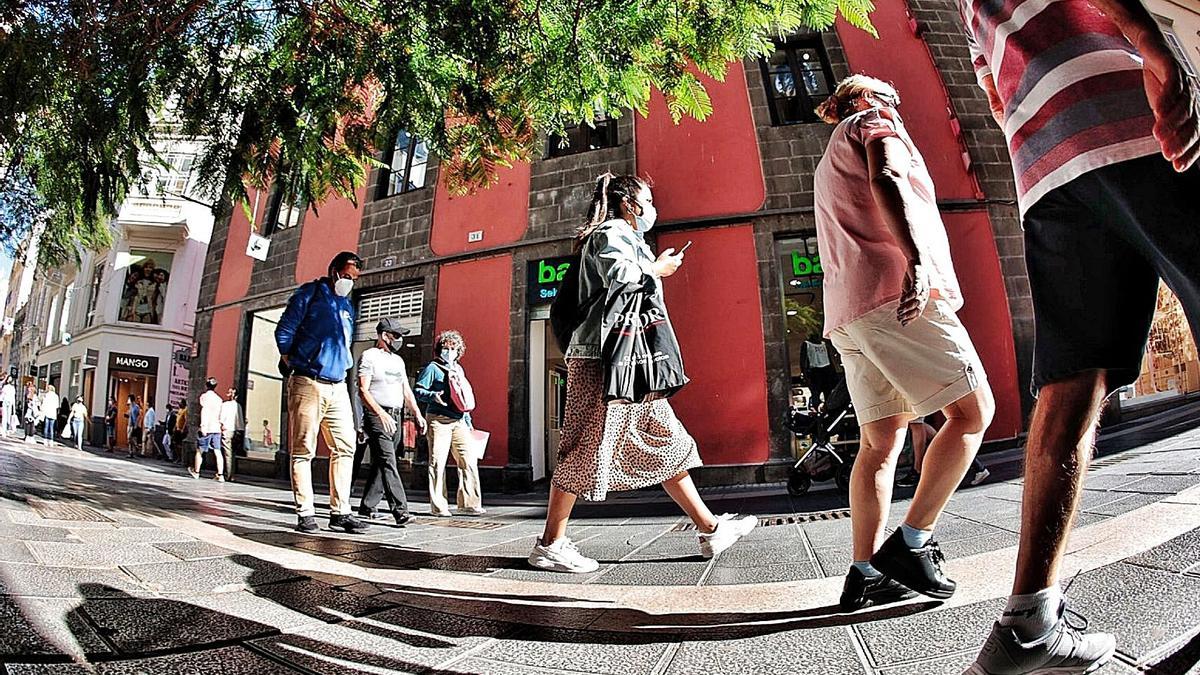 Gente con mascarilla en Santa Cruz de Tenerife.