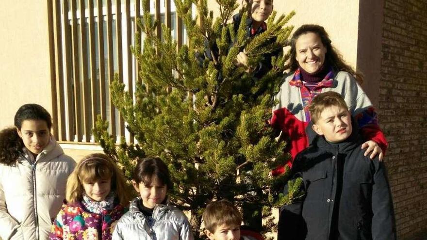 La directora del colegio rural agrupado de Mahíde, con los seis alumnos de este curso.