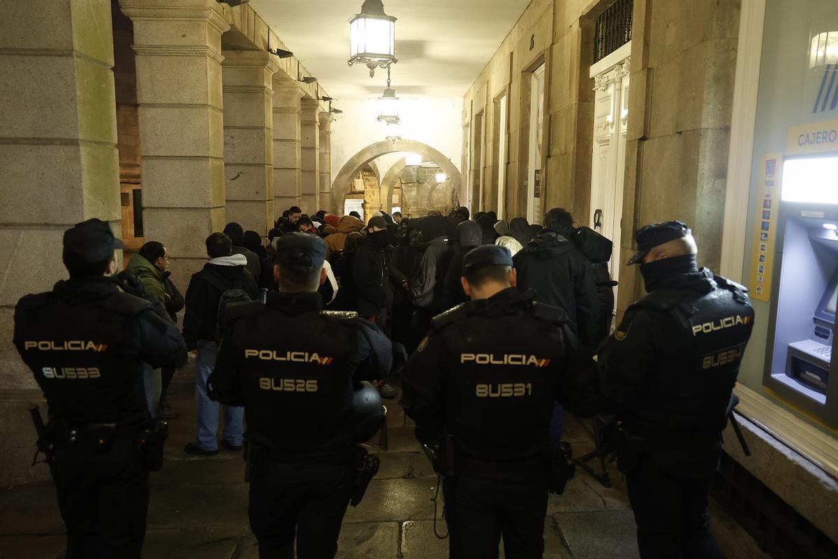 La propiedad del edificio desalojado en la Algalia refuerza la seguridad con alarma y guardias privados