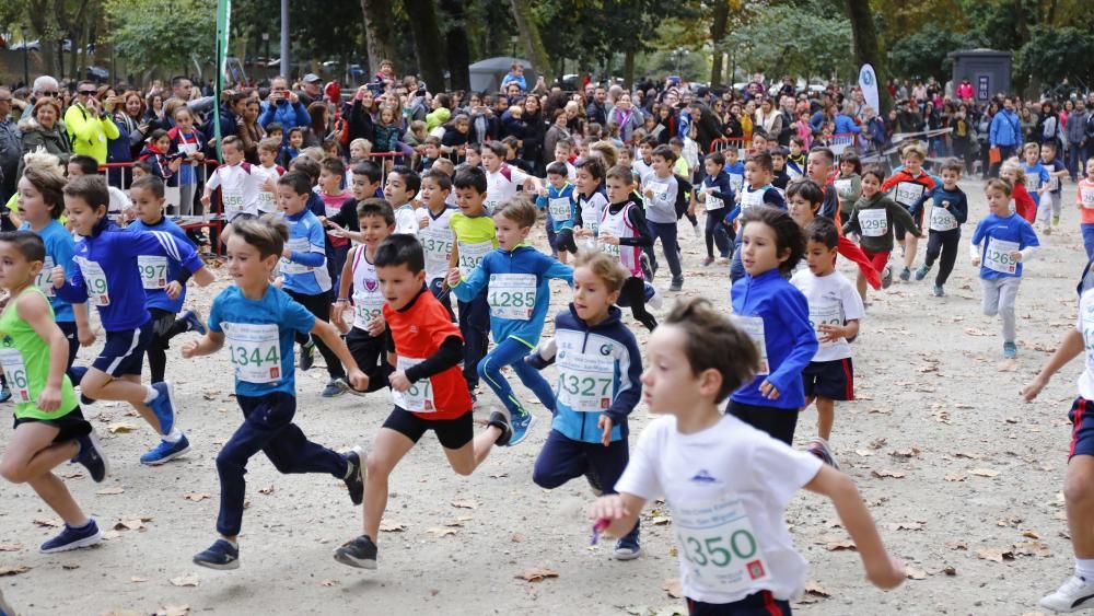 Más de 1.100 jóvenes atletas desafían a las bajas temperaturas para participar en la tradicional carrera de cross escolar.