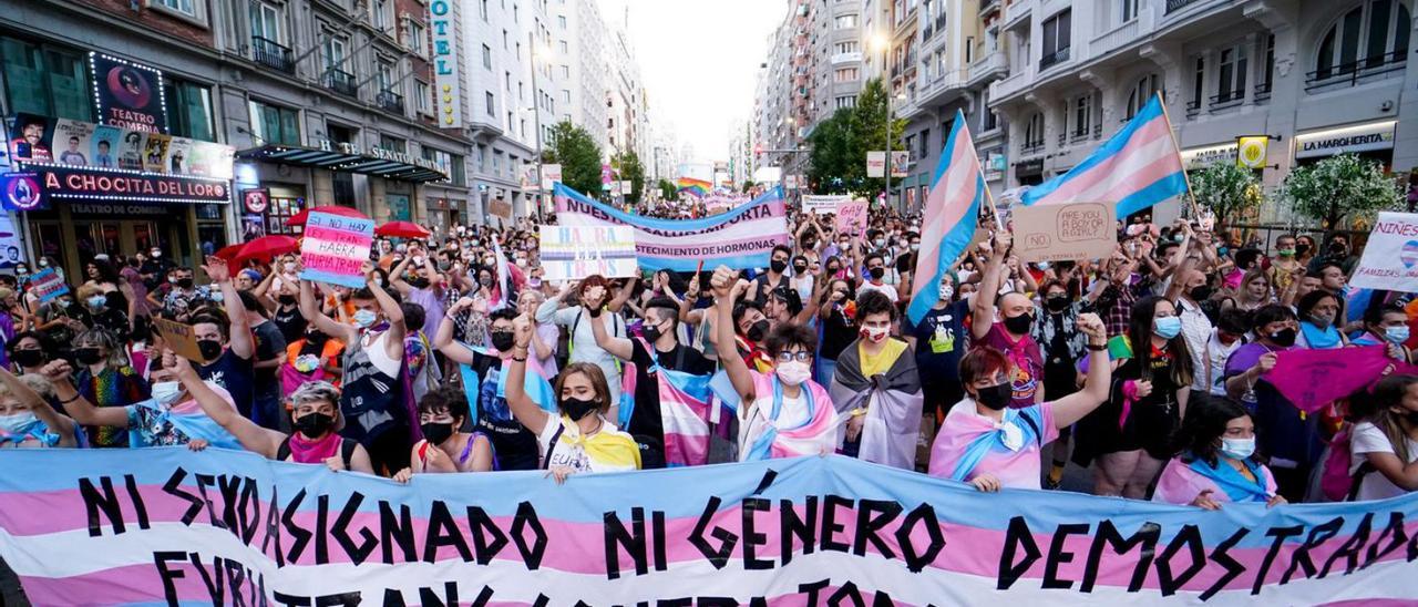 Una manifestación del Orgullo, con una pancarta reivindicando la autodeterminación de género.