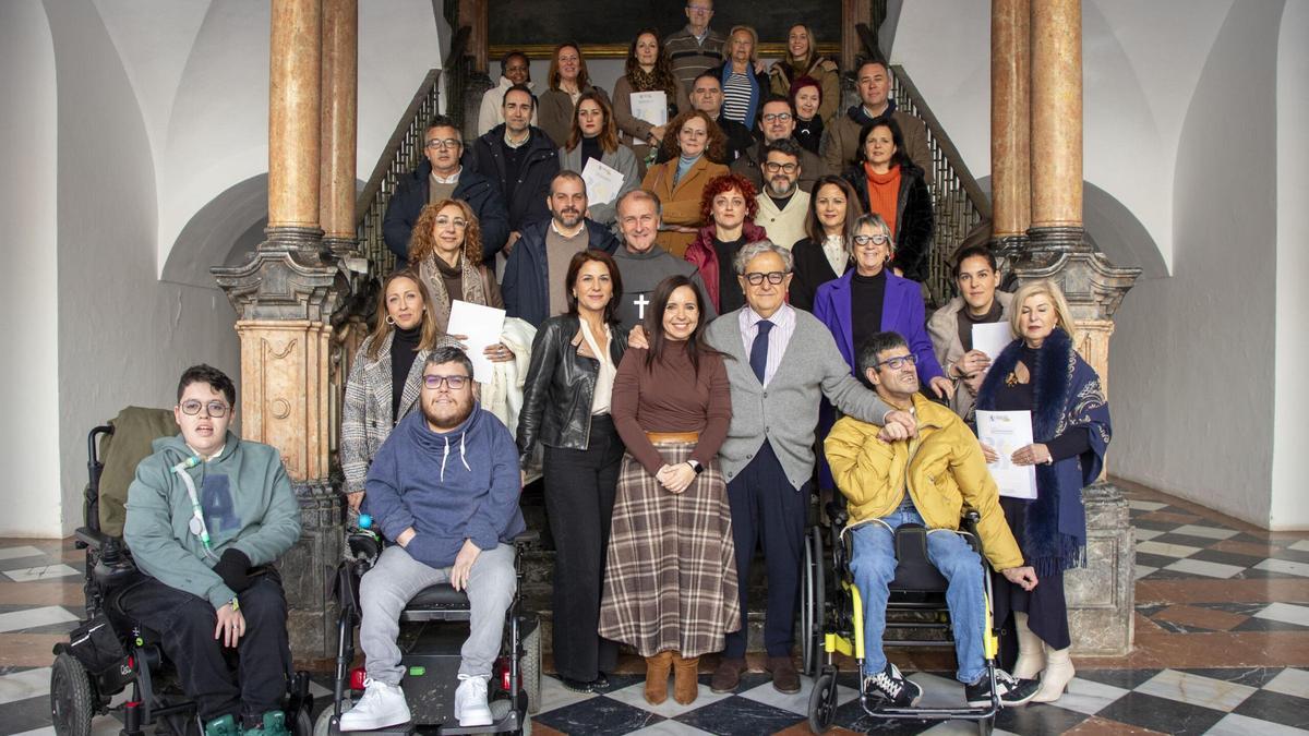 Foto de familia con representantes de las asociaciones beneficiarias.