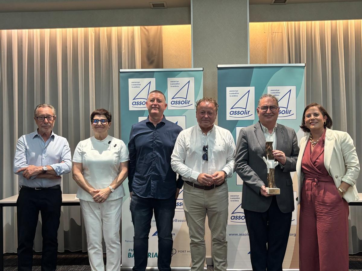 Los participantes en la entrega del galardón.