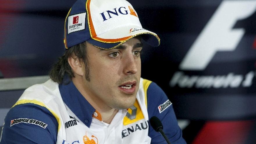 El piloto del equipo Renault Fernando Alonso durante la rueda de prensa ofrecida esta tarde en el Circuito de Cataluña en Montmeló, donde este fin de semana se disputa el Gran Premio de España de Fórmula Uno.