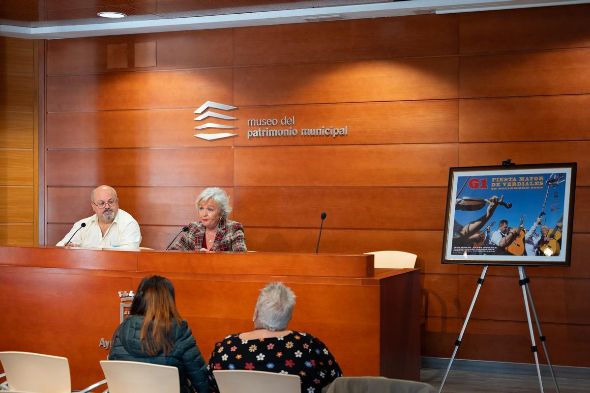 El presidente de la Federación de Pandas de Verdiales, José María Cuenca, y la concejala Teresa Porras.