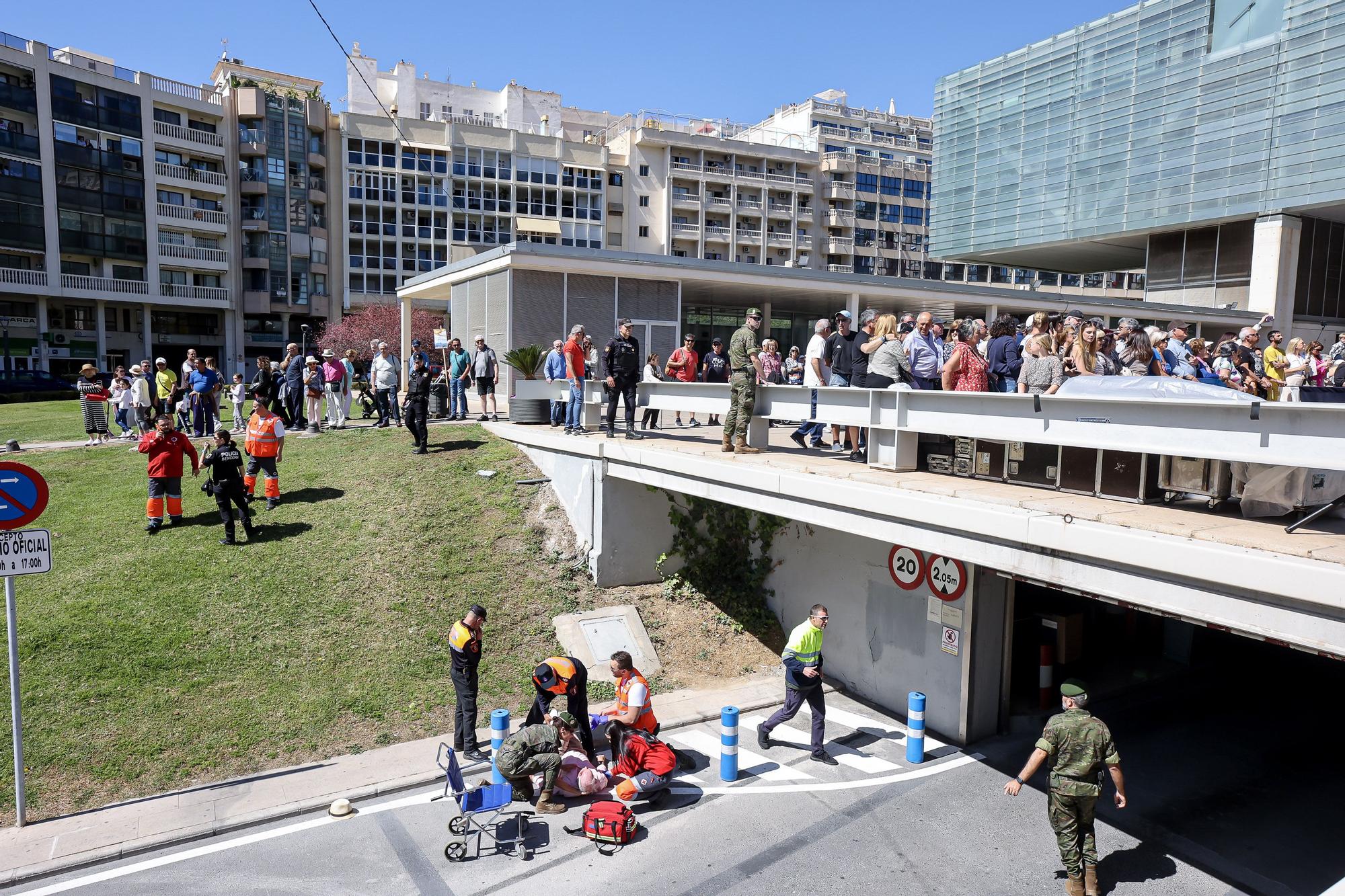 Un hombre sufre una aparatosa caída al precipitarse de un puente durante la jura de bandera de Benidorm