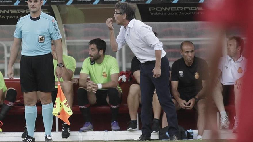 Fernando Vázquez gesticula durante el partido de ayer en Son Moix.