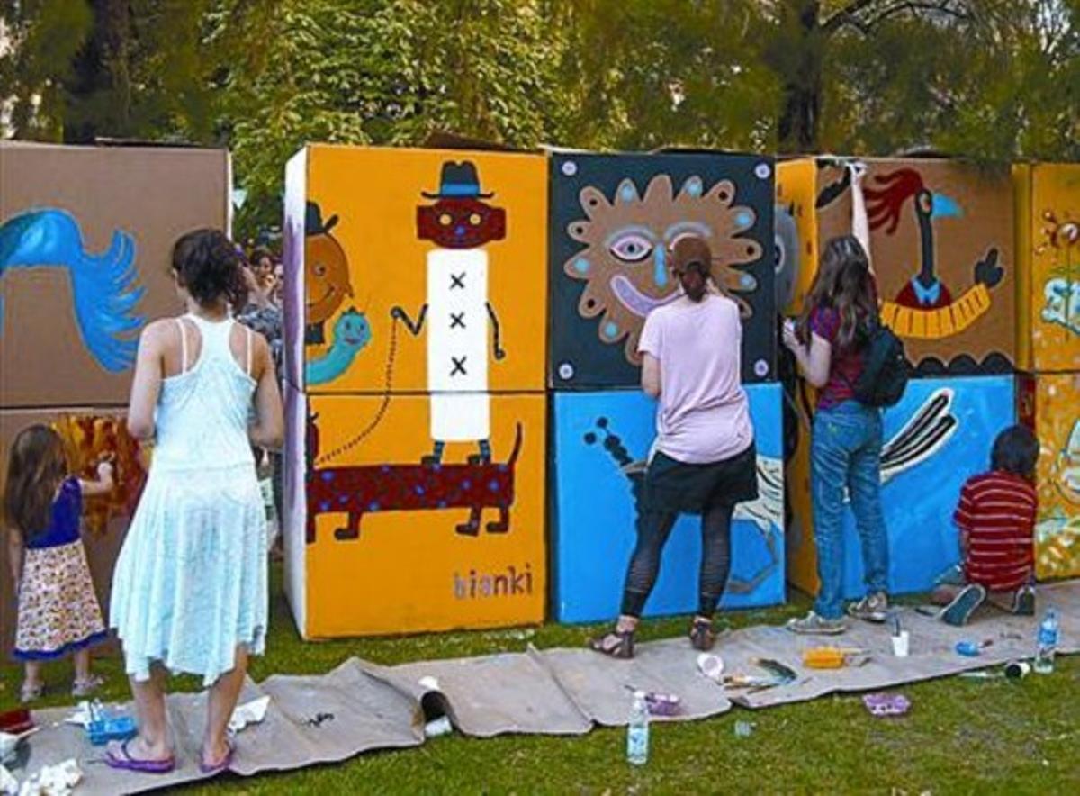 Pintant un trencaclosques a Buenos Aires, com el del Poblenou. Pintant un trencaclosques a Buenos Aires, com el del Poblenou.