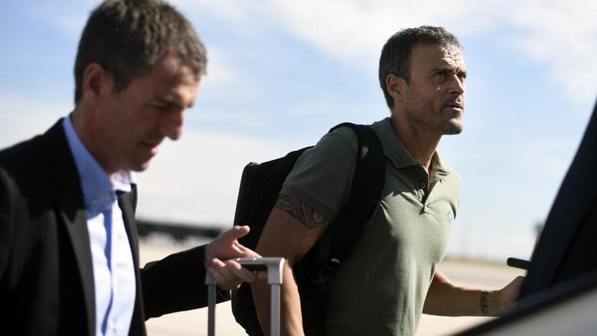 Roberto Fernández y Luis Enrique suben al avión en un desplazamiento del Barça.
