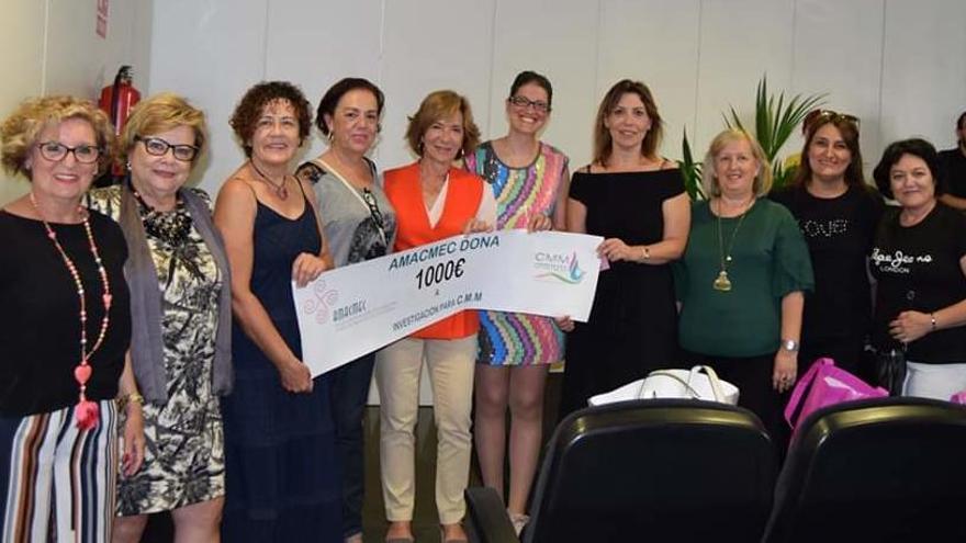 Entrega del cheque entre las dos asociaciones