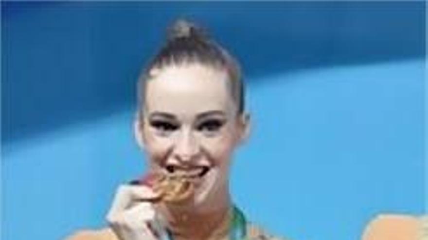 Elena Lopez con la medalla.