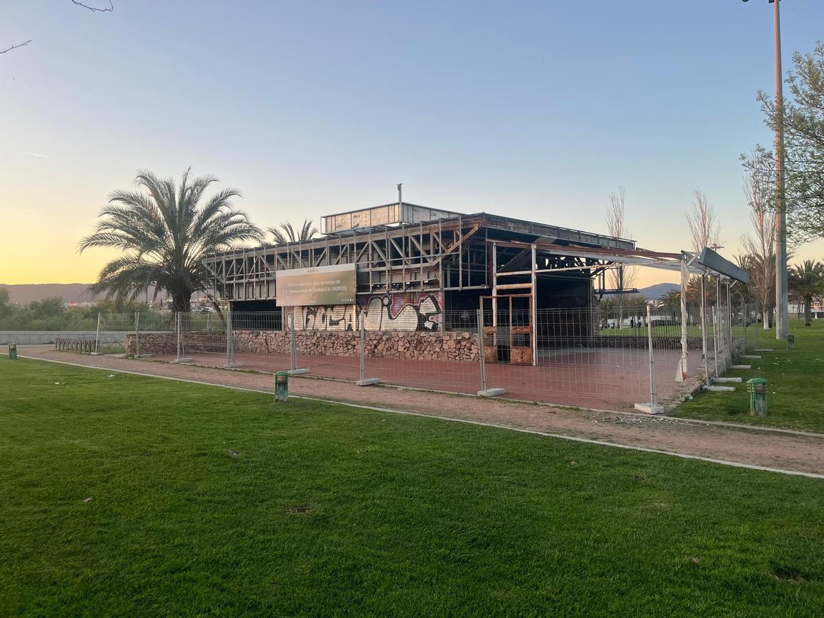 Imagen del quiosco abandonado del Balcón del Guadalquivir.