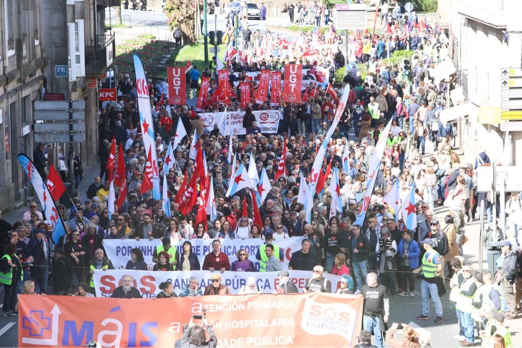 Miles de gallegos reivindican mejoras en la sanidade pública en Santiago