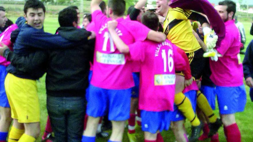 Los jugadores del Benavente celebran el ascenso.