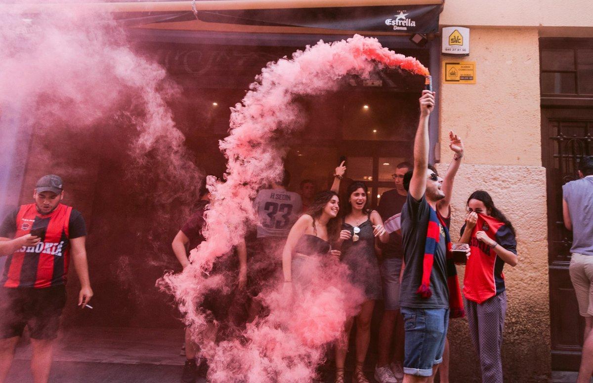 GRAF003. VITORIA, 30/06/2020.- Varios aficionados del Baskonia celebran la victoria del conjunto en la final de la liga Endesa, este martes en Vitoria. El Kirolbet Baskonia se proclamó este martes campeón de la Liga Endesa tras imponerse, en la final disputada a puerta cerrada en el pabellón de La Fuente de San Luis de Valencia, al Barcelona por 67-69 gracias a una canasta a tres segundos del final del argentino Luca Vildoza. EFE/JON RODRIGUEZ BILBAO GRAF003. VITORIA, 30/06/2020.- Varios aficionados del Baskonia celebran la victoria del conjunto en la final de la liga Endesa, este martes en Vitoria. El Kirolbet Baskonia se proclamó este martes campeón de la Liga Endesa tras imponerse, en la final disputada a puerta cerrada en el pabellón de La Fuente de San Luis de Valencia, al Barcelona por 67-69 gracias a una canasta a tres segundos del final del argentino Luca Vildoza. EFE/JON RODRIGUEZ BILBAO