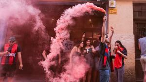GRAF003. VITORIA, 30/06/2020.- Varios aficionados del Baskonia celebran la victoria del conjunto en la final de la liga Endesa, este martes en Vitoria. El Kirolbet Baskonia se proclamó este martes campeón de la Liga Endesa tras imponerse, en la final disputada a puerta cerrada en el pabellón de La Fuente de San Luis de Valencia, al Barcelona por 67-69 gracias a una canasta a tres segundos del final del argentino Luca Vildoza. EFE/JON RODRIGUEZ BILBAO