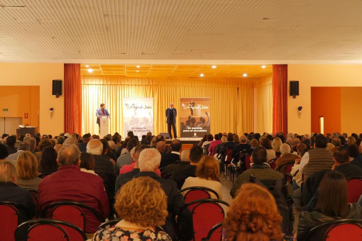 La expectación generada por la visita de Mario Conde ha congregado a cientos de personas en el Local Multifuncional de Nules.