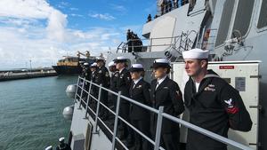 Un grupo de marinos de la US Navy llega a Rota en el destructor Porter.