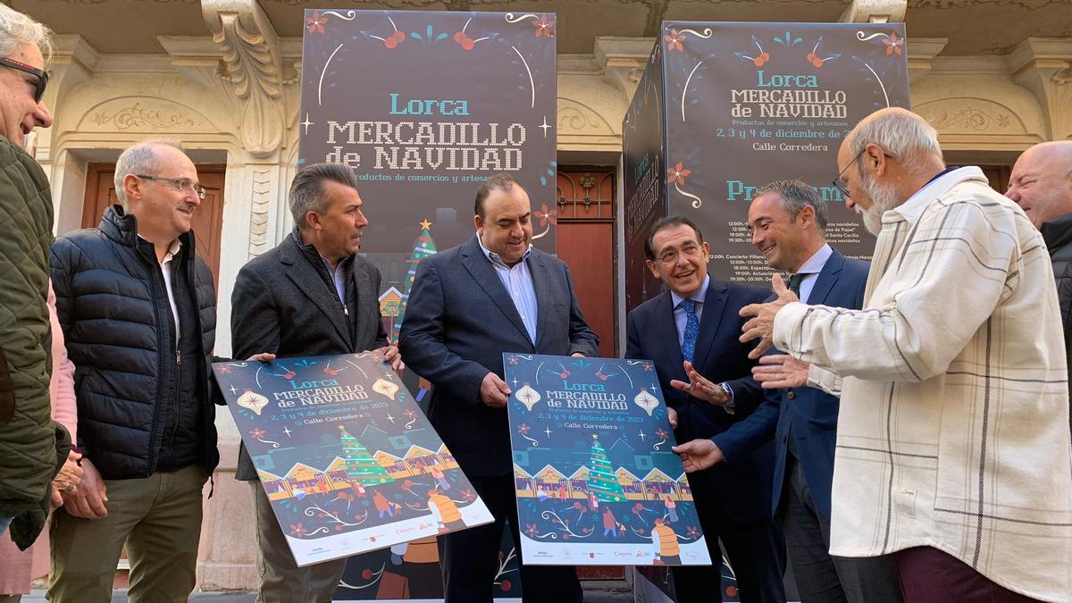 Rafael Gómez, Santiago Parra y Juan Francisco Gómez junto a los presidentes de las asociaciones de comerciantes.