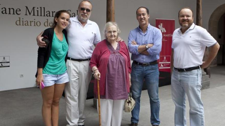 Jane Millares, en San Martín Centro de Cultura Contemporánea, con Larry Álvarez y familiares de la artista.