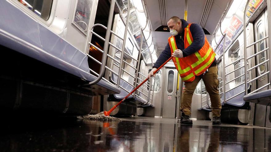 Un empleado limpia un vagón de metro en Nueva York.