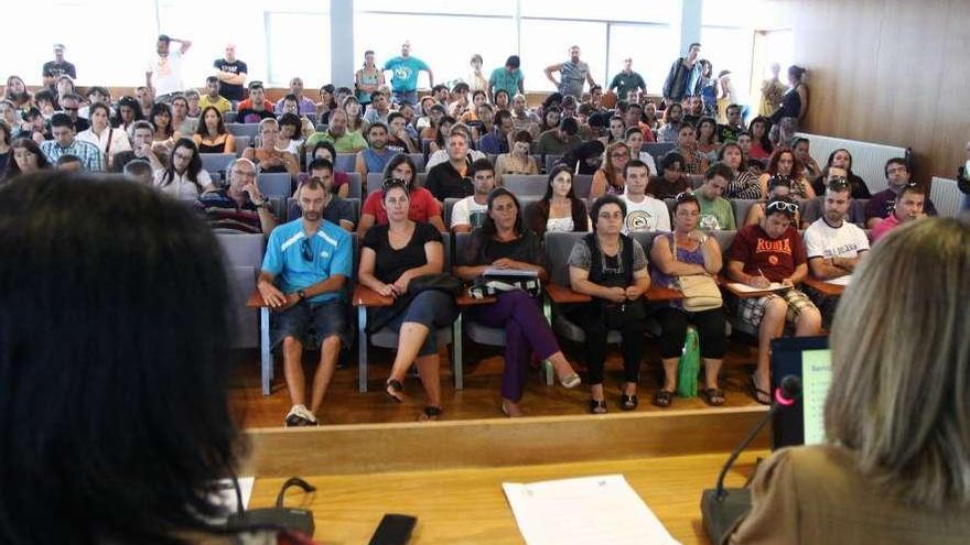 Asistentes a la presentación del &quot;Clube de emprego&quot; en el salón de plenos de Cangas.  // G.Núñez