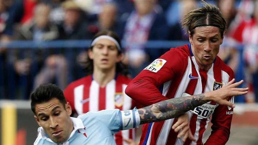 Mallo controla el balón ante Fernando Torres. // Mariscal