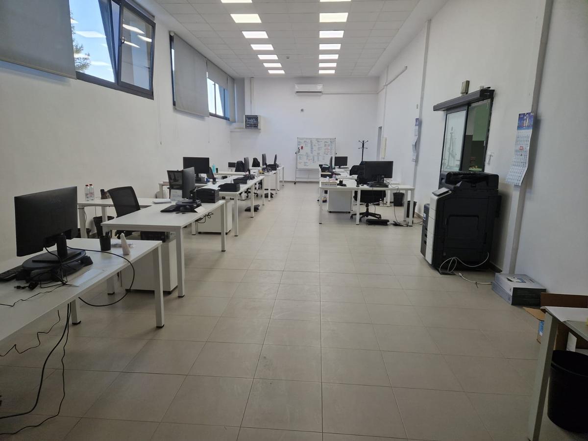 Una de las oficinas ya recuperadas de Industrias Alegre tras la dana.