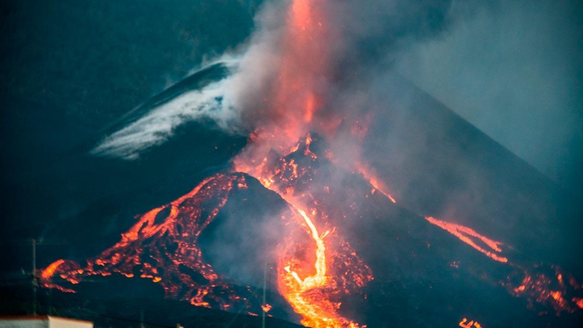 Colada de lava por el cono secundario del volcán de La Palma