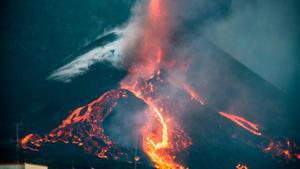 Un gran riu de lava es mou cap a l’oest després de la ruptura del con