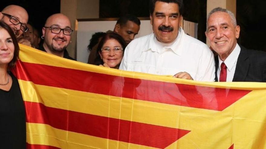 Nicolás Maduro posa sostenint una bandera estelada.