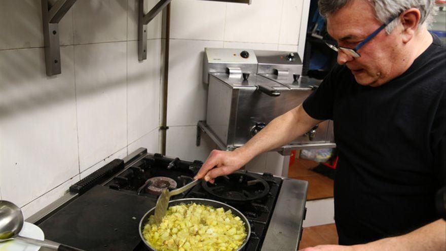 El truco para cocinar la tortilla de patatas perfecta en cinco sencillos pasas