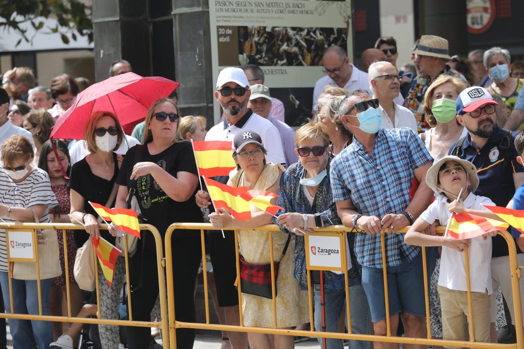 La plaza del Pilar se viste de rojigualda en el despliegue de una bandera de España de 54 metros cuadrados