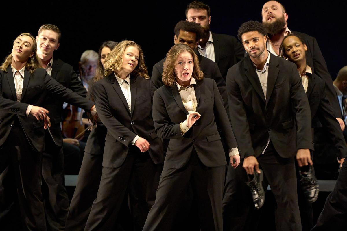 Paulina Francisco y el resto del elenco.