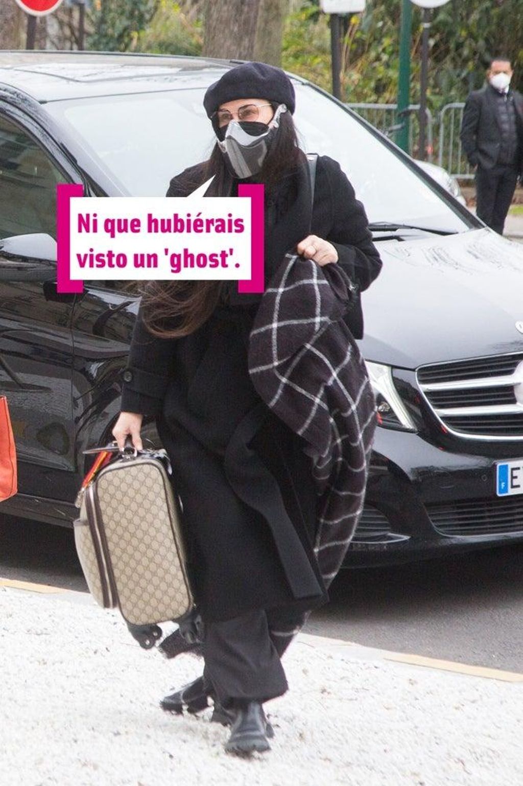 Demi Moore con mascarilla por la calle