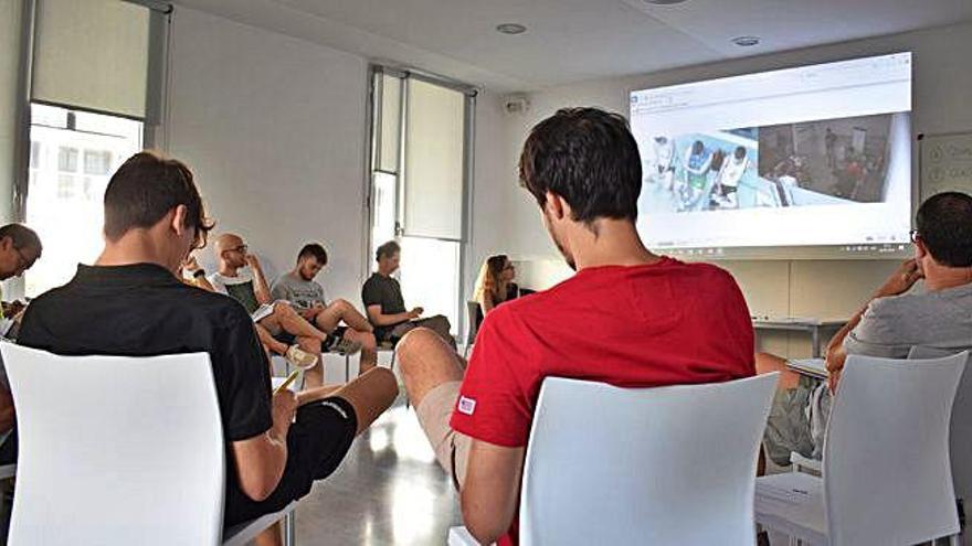 Moment de la simulació d&#039;ahir a la tarda a la Clínica Universitària, mentre els participants assistien a la recreació d&#039;una situació versemblant