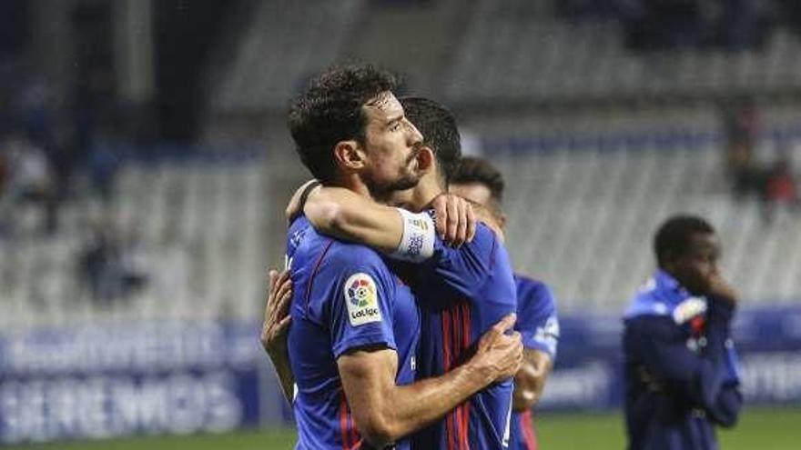 Toché se abraza con Linares en el partido ante el Huesca.