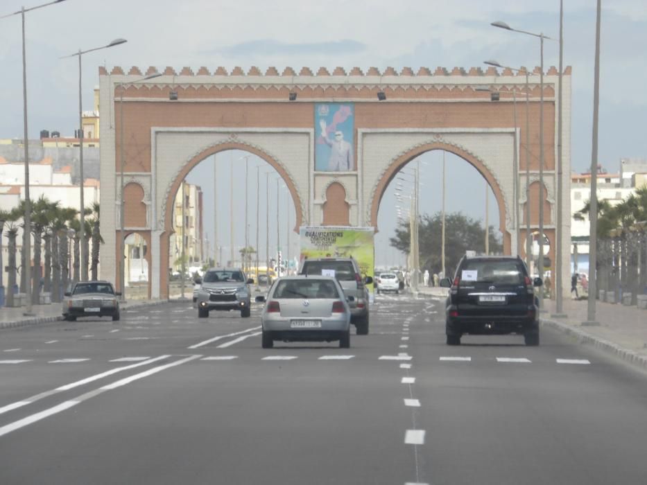 Este monumento representa la vía de acceso principal a Dakhla. Rinde homenaje a la corona marroquí en pleno Sáhara Occidental, como se observa.