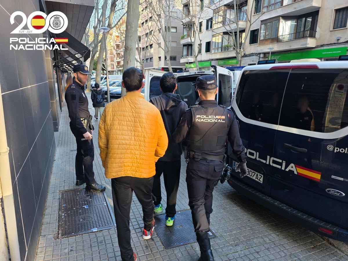 Dos de los acusados, tras ser detenidos por la Policía.