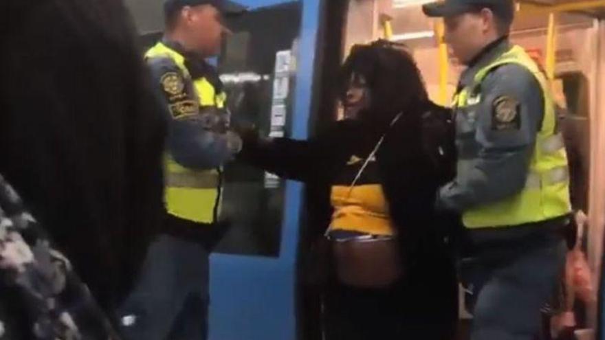 Una mujer embarazada es sacada de un tren a la fuerza en Suecia