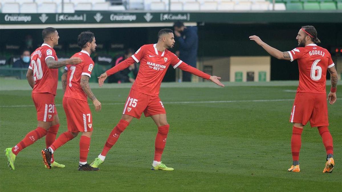 Los jugadores del Sevilla en el partido ante el Betis