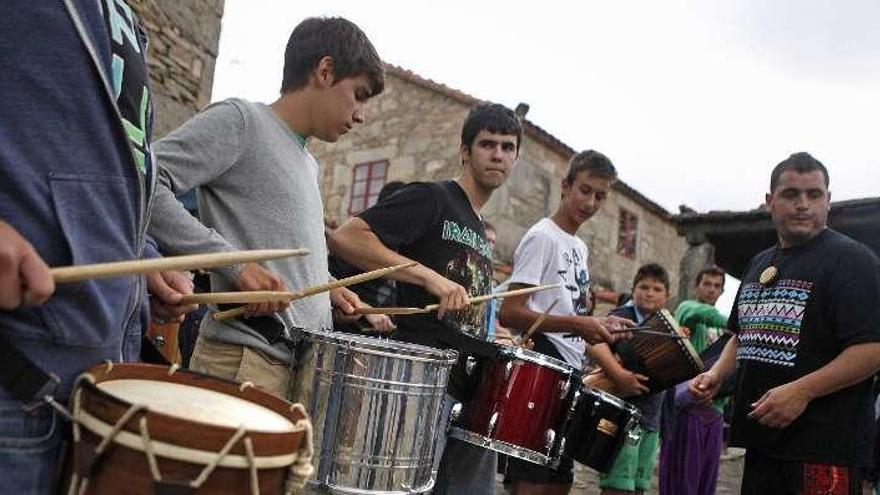 Alumnos del campamento de percusión el año pasado en Agolada.