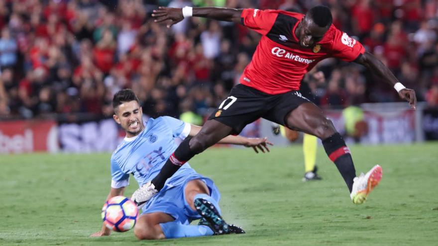 Juanpe es llança al terra per aturar la internada de Lago Junior, futbolista del Mallorca