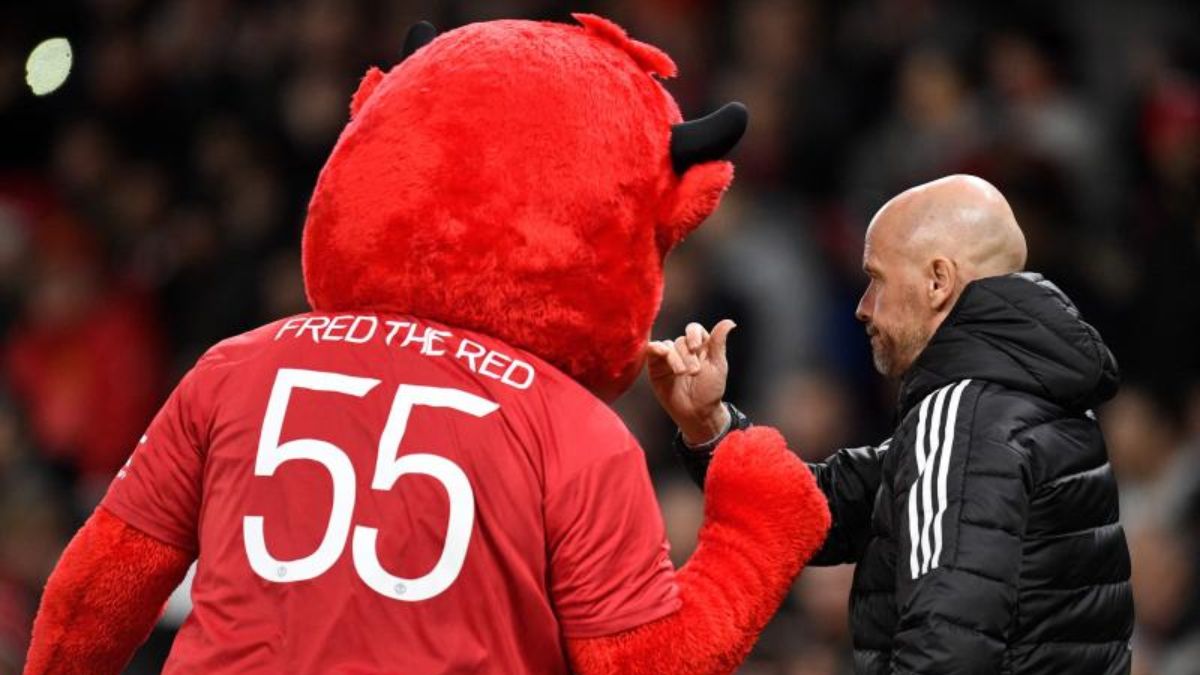 Erik Ten Hag saluda a la mascota del Manchester United