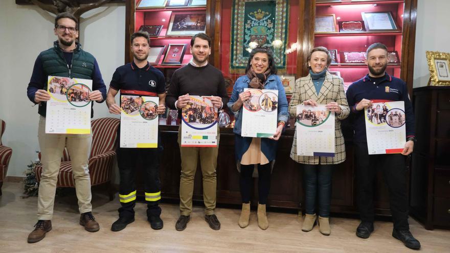 Los bomberos de Cabra colaboran con el calendario de la asociación de Alzheimer