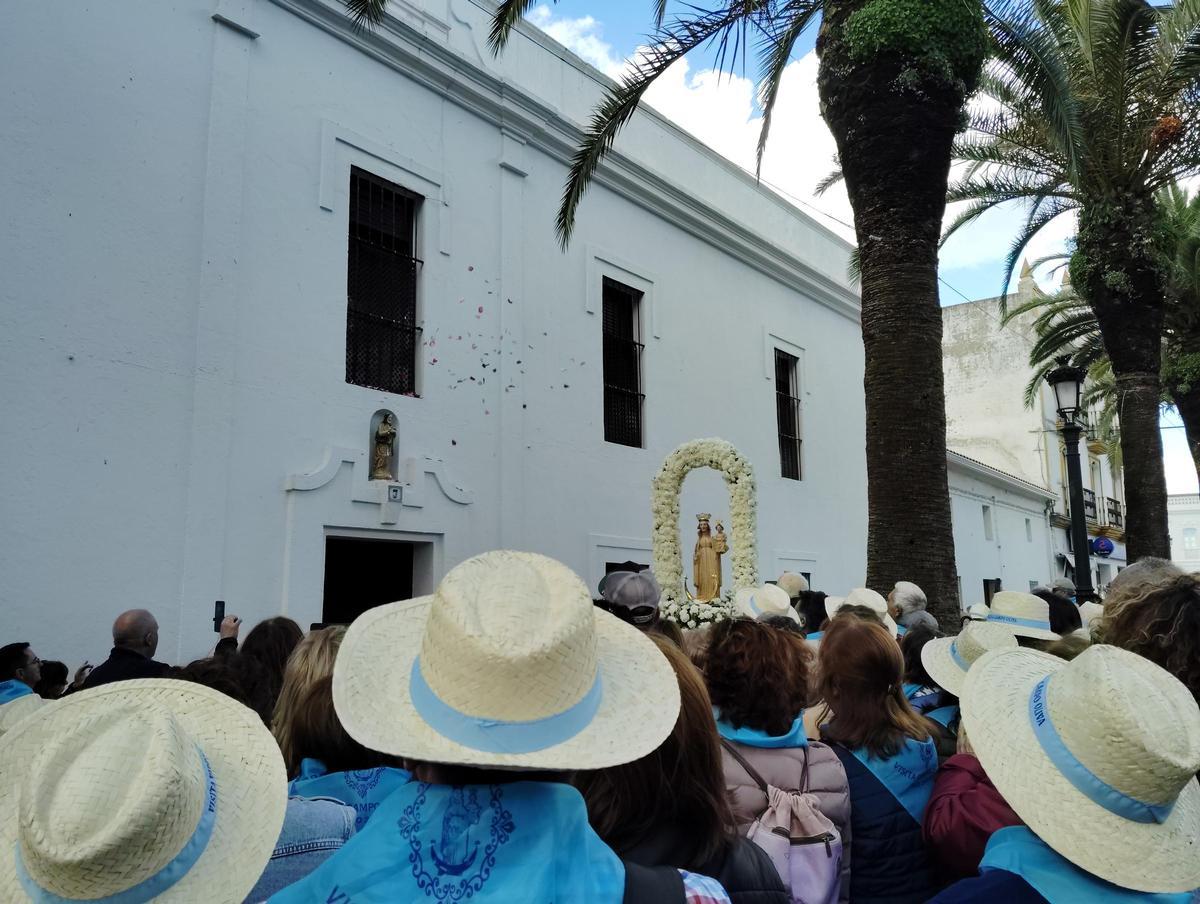 Para ante el convento de las hermanas de la Cruz, que lanzaron pétalos de rosas a la imagen.